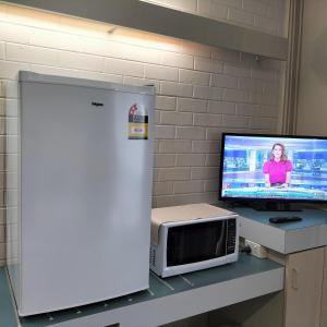 microondas y TV en una barra en Wangaratta Motor Inn, en Wangaratta