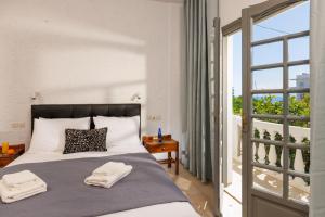 sypialnia z łóżkiem z ręcznikami w obiekcie Kings Hersonissos Hotel w mieście Hersonissos