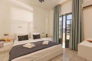 Postel nebo postele na pokoji v ubytování Kings Hersonissos Hotel
