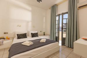 En eller flere senge i et værelse på Kings Hersonissos Hotel & Apartments