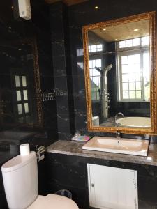 A bathroom at 清境藝家原德堡 Arts castle