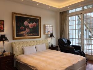 A bed or beds in a room at 清境藝家原德堡 Arts castle
