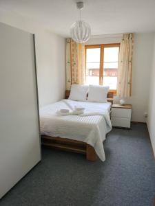 Postel nebo postele na pokoji v ubytování Alpenglück Apartment - Aare Jungfrau AG