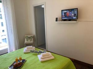Habitación con mesa verde y espejo. en Casa di Max by Holiday World en Turín