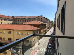 balcone con vista su una strada della città. di Casa di Max by Holiday World a Torino