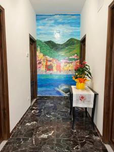 una habitación con una mesa y una pintura en la pared en agriturismo La via del sale2, en Pignone