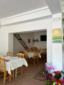 jadalnia ze stołami i krzesłami oraz telewizorem w obiekcie agriturismo La via del sale2 w mieście Pignone