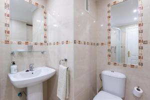 ein weißes Badezimmer mit Waschbecken und Toilette in der Unterkunft Sunny one bedroom apartment in Fuengirola + 11 Fotos