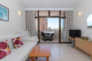 ein Wohnzimmer mit Sofa und Tisch in der Unterkunft Sunny one bedroom apartment in Fuengirola
