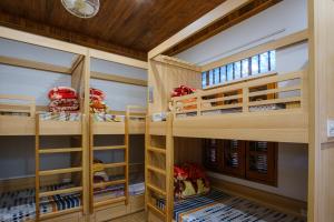 ein Zimmer mit Etagenbett und 2 Etagenbetten. in der Unterkunft Bavi Homestead in Ba Vì