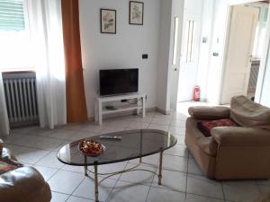 ein Wohnzimmer mit einem Sofa und einem Couchtisch in der Unterkunft La Casa di Bianca in SantʼAmbrogio di Torino