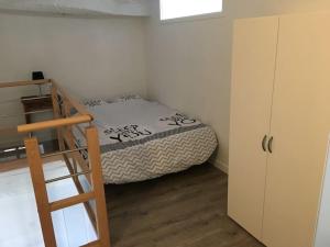 Dormitorio pequeño con litera y escalera en Gite à la campagne Tavarn Groc'h, en Plumelec