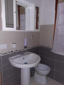 uma casa de banho com um lavatório e um WC em Trilocale Serra Li Lioni - Sassari em Sassari