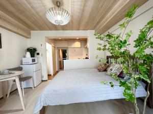 een slaapkamer met een groot wit bed in een kamer bij shibuya area -Max 5p-家庭公寓-新宿区和涉谷区-车站7分 in Tokyo