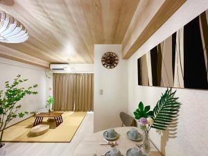 een woonkamer met een houten plafond bij shibuya area -Max 5p-家庭公寓-新宿区和涉谷区-车站7分 in Tokyo