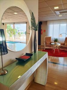 Una habitación con una mesa con un jarrón encima. en Hotel Carmen, en La Carlota