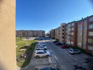una vista aerea di un parcheggio con auto parcheggiate di Departamento dos dormitorios nuevo a Curicó
