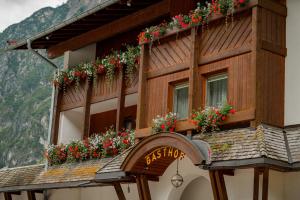 a building with flower boxes on the side of it at Gasthof Schwarzer Adler in Steeg