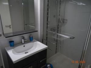 bagno con lavandino e doccia con specchio di Maison cocooning à 1km de la mer a Saint-Cyprien
