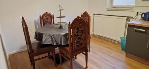 una mesa de comedor y sillas con una mesa pequeña en Sahi 3 en Celle