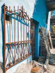 una puerta de metal frente a un edificio azul en Case di Sotto, House & Breakfast, en Locarno