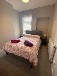 En eller flere senge i et værelse på Private double room in our Cardiff Home