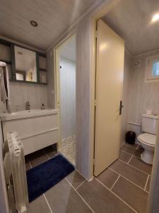 un bagno con vasca, WC e lavandino di La-Haut, gite-maison de vacances a Poinson-lès-Fays