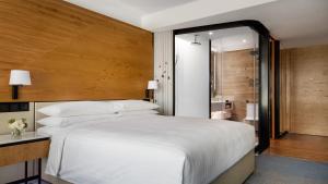 Voodi või voodid majutusasutuse Hong Kong Ocean Park Marriott Hotel toas