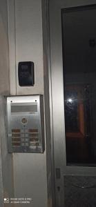 Una puerta de ascensor con un teléfono público. en studio1 Bagnères de Bigorre, en Bagnères-de-Bigorre