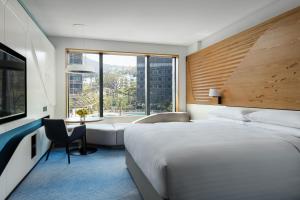 Voodi või voodid majutusasutuse Hong Kong Ocean Park Marriott Hotel toas