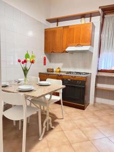 a kitchen with a table with chairs and a counter top at Big house al centro di Roma in Rome