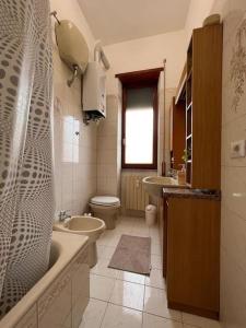 a bathroom with a tub and a toilet and a sink at Big house al centro di Roma in Rome