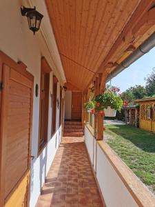 un corridoio di una casa con soffitto in legno di Aromaporta a Rum