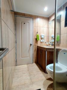 ein Bad mit einem WC und einem Waschbecken in der Unterkunft Riviera Foothills, Arpora in Arpora