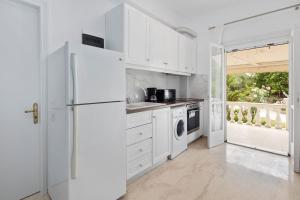 Кухня или мини-кухня в Karia Holiday Home
