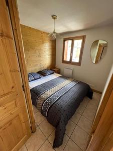 a bedroom with a bed in the corner of a room at Appartement pied des pistes avec garage et balcon- Balcons des Pistes in Les Deux Alpes