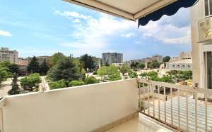 balkon z widokiem na miasto w obiekcie Albatros Apartments w Barze