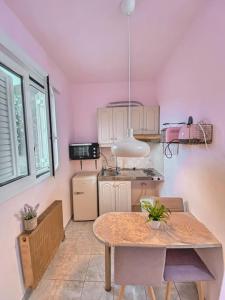cocina con mesa y comedor en Ruby Apartment, en Agios Nikolaos