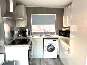 Kuchyň nebo kuchyňský kout v ubytování Beautiful Chalet, 18 Cordova, Selsey Country Club