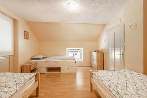 1 dormitorio con 2 camas y ventana en Pool House Mržek Family Friendly - Happy Rentals en Nova Vas
