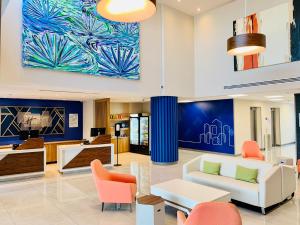 a lobby with a couch and a table and chairs at Holiday Inn Express - Guadalajara Vallarta Poniente, an IHG Hotel in Guadalajara