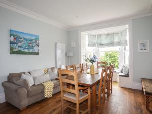 una sala de estar con una mesa y un sofá en 1 Tirionfa, en Holyhead