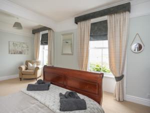 Un dormitorio con una cama y una ventana grande. en 1 Tirionfa, en Holyhead