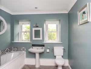 y baño con lavabo, aseo y bañera. en 1 Tirionfa, en Holyhead 38 fotos más