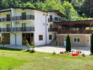 ein großes Haus mit einem Hof davor in der Unterkunft Villa Green Heaven in Sarajevo