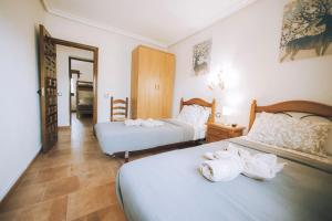 Habitación de hotel con 2 camas y toallas. en Finca el Palomar de la Viña, en Madrid