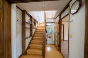 einen Flur mit Treppe in einem Haus in der Unterkunft 小樽民泊太田2号館 in Otaru