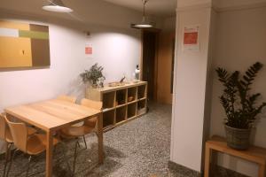- une salle à manger avec une table et des chaises en bois dans l'établissement Hostal Mayor 71, à El Burgo de Osma