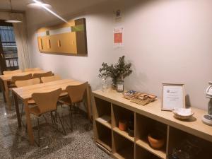 - une salle à manger avec une table et des chaises dans l'établissement Hostal Mayor 71, à El Burgo de Osma