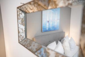 Voodi või voodid majutusasutuse Komplett neu ausgestattete Ferienwohnung für 2 Personen - mit Boxspringbett, zwei Flat-TVs und Parkplatz toas